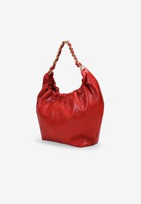 Bolso de hombro de piel roja con parte superior fruncida, superficie texturizada y una correa de cadena dorada. Presenta una silueta informal.