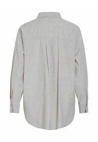 Camisa a rayas grises con cuello, mangas largas y puños abotonados. Diseñada con un pliegue en la parte posterior y un dobladillo redondeado.