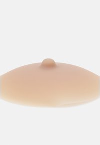Prothèse mammaire en silicone de couleur chair, en forme ovale avec une proéminence centrale, texture lisse et finition légèrement brillante.