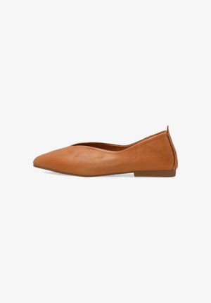 Brauner Lederspitzflachschuh mit niedrigem Absatz und einfachem Slip-On-Design auf weißem Hintergrund.