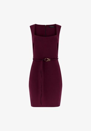 Vestito senza maniche color bordeaux con scollo quadrato, corpetto aderente e vita con cintura caratterizzata da una fibbia in tono oro.