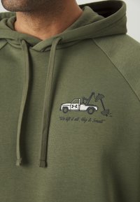 Under Armour RIVAL LOGO  - Sweat à capuche - marine od green/stone