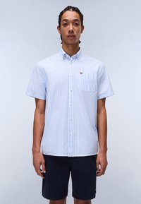 Chemise à manches courtes à boutons de couleur bleu clair avec des rayures verticales blanches, en coton, avec une poche poitrine simple et un détail de logo.