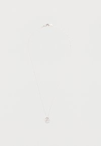 Λεπτό ασημένιο κολιέ με κυκλικό, περίτεχνο μενταγιόν που διαθέτει ένα κεντρικό πολύτιμο λίθο και μικρότερους περιμετρικούς λίθους.