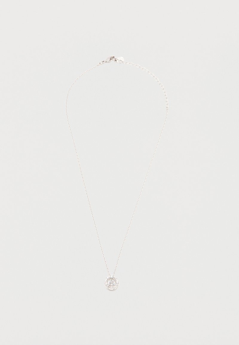 Λεπτό ασημένιο κολιέ με κυκλικό, περίτεχνο μενταγιόν που διαθέτει ένα κεντρικό πολύτιμο λίθο και μικρότερους περιμετρικούς λίθους.