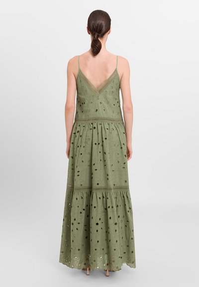 Rochie maxi de culoare verde măslin, fabricată dintr-un material ușor. Prezintă un decolteu în V la spate, bretele ajustabile, modele din ochiuri și o fustă în straturi.