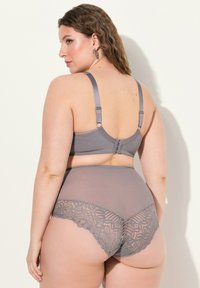 Grijs lingerieset met een beha met verstelbare bandjes en een bijpassende high-waisted slip met kantdetails aan de achterkant.