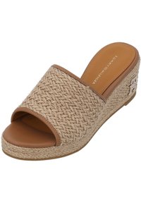 Wedge slide sandaal met een geweven natuurlijke stro bovenkant, tan lederen accenten, open teen ontwerp en een zichtbare logo-detail op de wig.