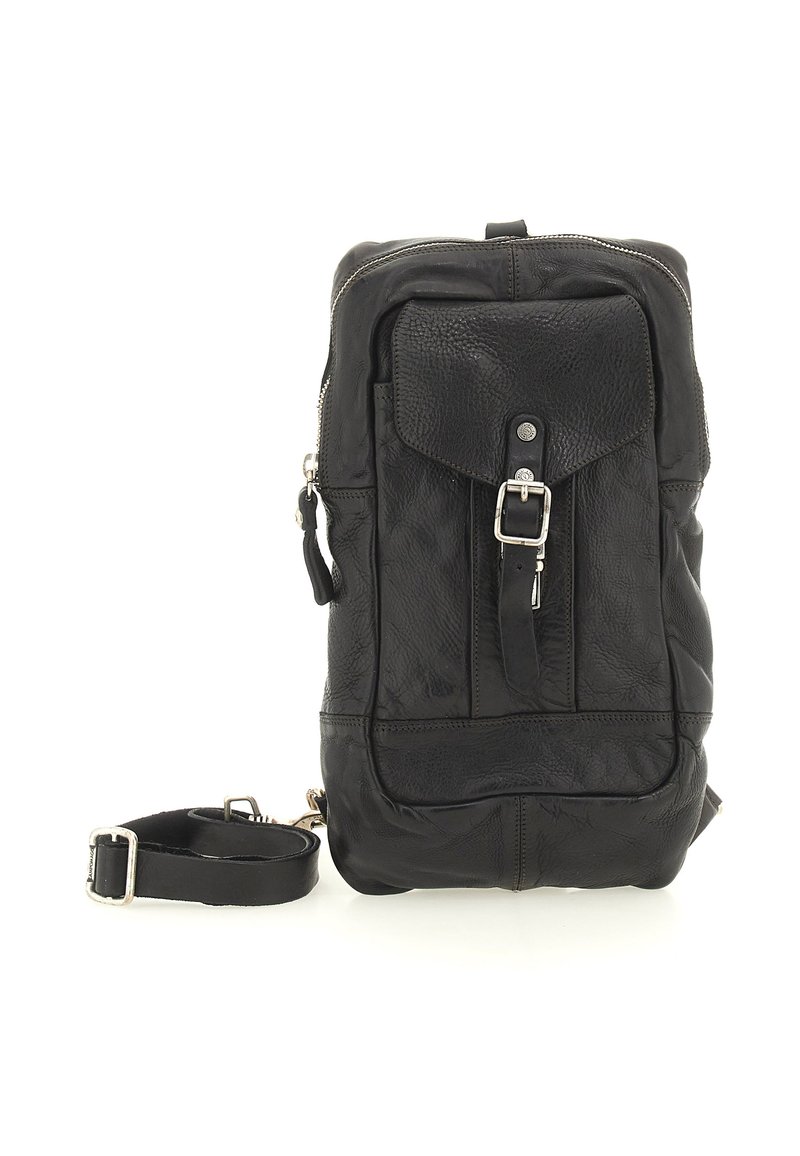 Borsa a tracolla nera in pelle con tasca anteriore con fibbia e tracolla regolabile, in posizione verticale su uno sfondo bianco.