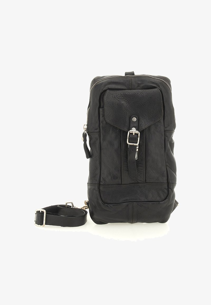 Borsa a tracolla nera in pelle con tasca anteriore con fibbia e tracolla regolabile, in posizione verticale su uno sfondo bianco.