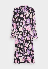 Vestido floral com tecido preto decorado com flores rosas e roxas, mangas longas, frente com botões e colarinho. Textura suave, design até aos joelhos.