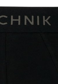 Czarne bokserki o gładkiej fakturze, z szarym haftowanym pasem w talii, na którym widnieje słowo "TECHNIK". Brak widocznych wzorów lub akcentów.