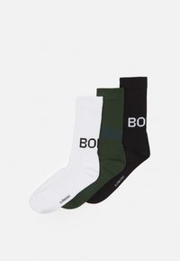 Drei Paar Crew-Socken in Weiß, Olivgrün und Schwarz, mit einem gerippten Textur und fetter "BOB"-Buchstaben in kontrastierenden Farben.