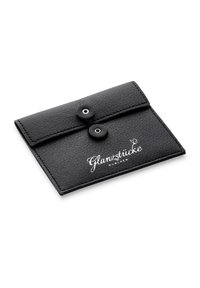 Portafoglio in pelle nera con finitura texturizzata, dotato di due bottoni a pressione e testo in rilievo bianco "Glanzstücke." Design compatto e rettangolare.