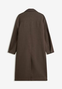 Long manteau marron avec des poignets boutonnés, coupe droite et détail de couture au dos, montré de dos sur un fond blanc.