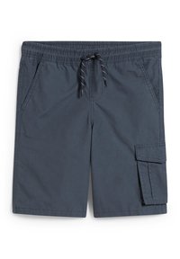 Shorts gris foncé mi-cuisses avec ceinture élastique, cordon noir et blanc, poches latérales, et une poche cargo avec rabat sur la jambe droite.