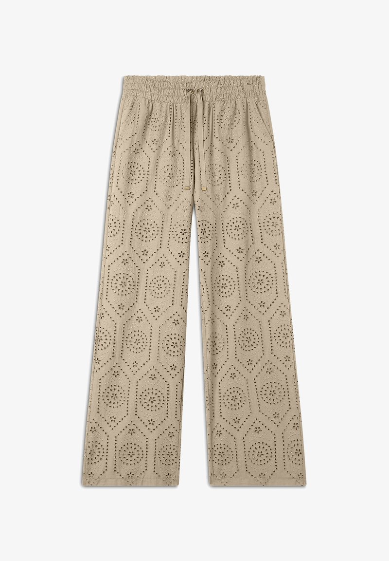 Pantalons large beige avec une taille élastique, comportant des motifs découpés complexes et un détail de cordon. Texture en coton lisse.