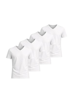 Čtyři jednoduchá bílá trička s krátkým rukávem a výstřihem do V uspořádaná do diagonální řady na bílém pozadí.