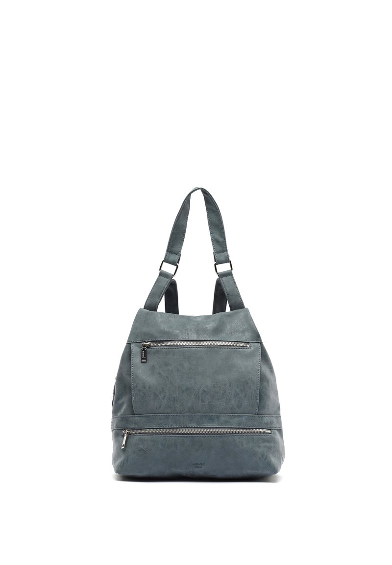 Hobo-väska i texturerad konstläder, färg i skiffergrå. Har två fickor framtill med dragkedja och justerbara axelremmar för enkel bärande.