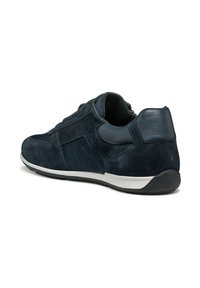 Sneaker da uomo blu scuro caratterizzato da una combinazione di suede e tessuto, punta rotonda, collarino imbottito e suola in gomma bianca.