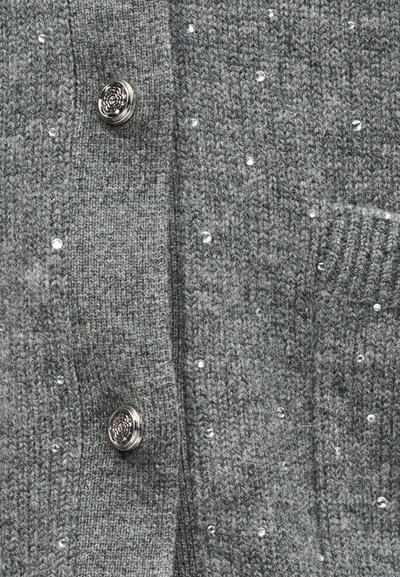 Γκρι πλεκτή ζακέτα με δύο διακοσμητικά ασημένια κουμπιά και μικρές διάφανες στρας διάσπαρτες στην επιφάνεια του υφάσματος.