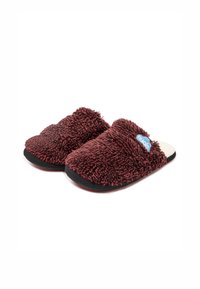 Zapatillas de felpa roja con textura peluda, parte trasera abierta y suela de goma negra. Presentan una pequeña etiqueta de logo azul en el lateral.