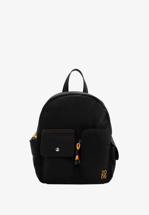 Mochila negra de tela duradera, con un diseño redondeado, detalles en naranja, un bolsillo frontal con cierre de clip y correas ajustables.