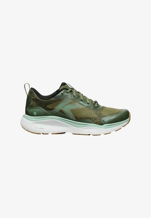 Scarpe sportive verdi con una tomaia testurizzata, accenti in plastica e una suola bianca imbottita, caratterizzate da un colletto nero e un design con lacci.