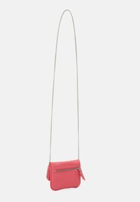Piccola borsa a tracolla rosa con catena argentata e tasca esterna con zip su sfondo bianco.