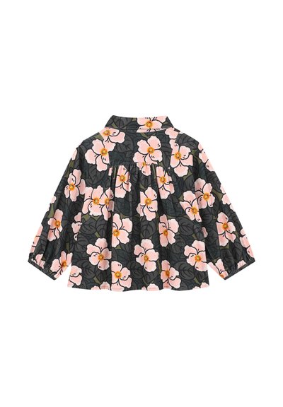 Blouse florale avec un fond sombre, ornée de fleurs roses et de feuilles vertes, à manches longues, avec un col et un design de dos froncé.