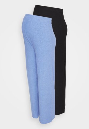 Zwei Paar weit geschnittene Hosen, eine in hellblau meliert und die andere in einfarbig schwarz, mit elastischem Bund und geradem Schnitt.