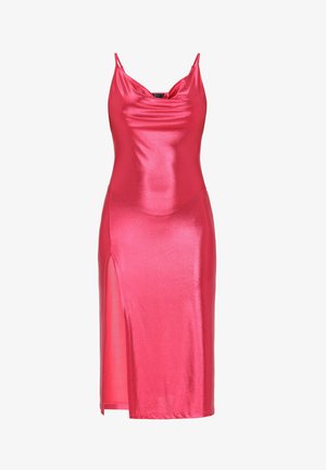 Cowl neck, ærmeløs kjole i livlig lyserød satin, med en sideløsning og en slank, tætsiddende silhuet. Glat, blank overflade.