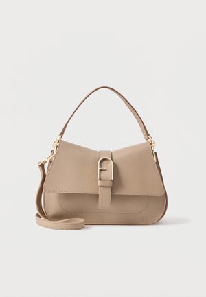 Borsa a mano sintetica beige con forma strutturata, pattina a ribalta e accessori dorati. Presenta un manico superiore e una tracolla removibile.