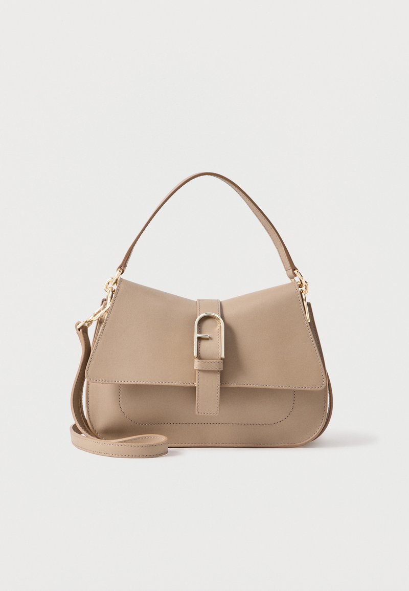 Bežs sintētisks rokassomu ar strukturētu formu, pārklājamu vāku un zeltītu aparatūru. Iekļauj augšējo rokturi un noņemamu plecu siksnu.