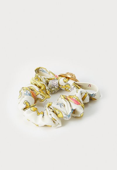 Pehmeast kangast scrunchie, millel on kollane, roosa ja sinine lillemuster. Sellel on sile tekstuur ja kogutud disain.