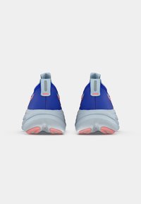 Niebieskie buty sportowe z wyścielonym kołnierzem, miękką syntetyczną cholewką i szarym śródpodeszwą. Posiadają różowe akcenty na podeszwie i odblaskowe elementy.