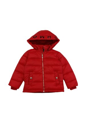 Giacca a vento rossa con cappuccio, dotata di chiusura frontale con zip, due tasche laterali e il nome del marchio stampato sul cappuccio in nero.