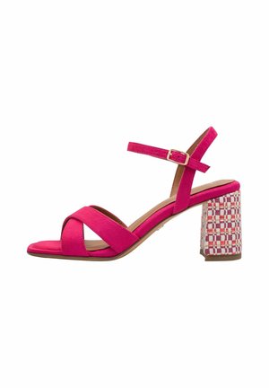 Růžová semišová sandála s překříženými předními pásky, nastavitelným páskem kolem kotníku a blokovým podpatkem s tkaným vícebarevným vzorem.