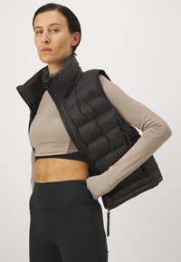 ONLY Play ONPFINE FUSED WAISTCOAT  - Strukirani kaput - black