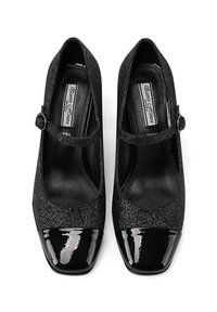 Scarpe nere in stile Mary Jane con materiale scintillante, punta arrotondata con un cappuccio lucido nero e una cinturino laterale con fibbia per la regolazione.