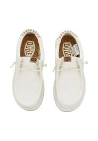 Scarpe slip-on bianche in tela con punta rotonda, dotate di una soletta in sughero e di una patch decorativa con logo. La chiusura con lacci offre una vestibilità regolabile.