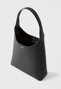 Μαύρο δερμάτινο τσάντα χειρός με λείο υφή, φαρδιά ιμάντα ώμου και ανοιχτό πάνω μέρος. Διαθέτει διακριτική χρυσή σήμανση μπροστά.