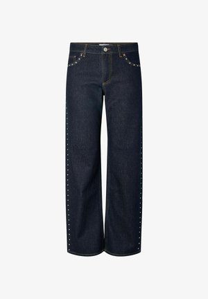 Ciemne dżinsy z szerokimi nogawkami. Charakteryzują się standardowym pasem, srebrnymi ćwiekami wzdłuż bocznych szwów oraz kontrastowym przeszyciem.