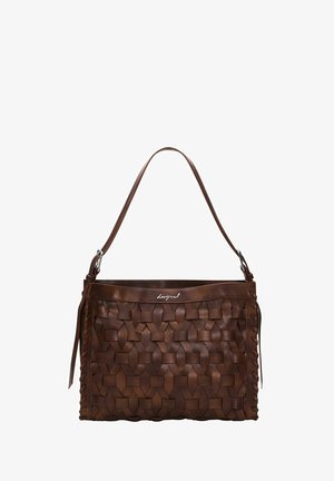 Sac à main en cuir marron avec texture tissée, haut arrondi, une bandoulière, et un détail de pompon sur le côté. Présente un logo à l'avant.