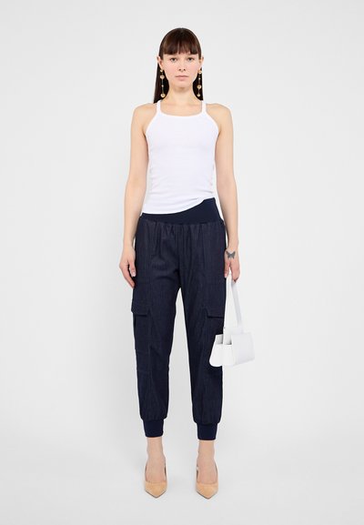 Cinq à Sept GILES PANT - Kargopüksid - raw indigo