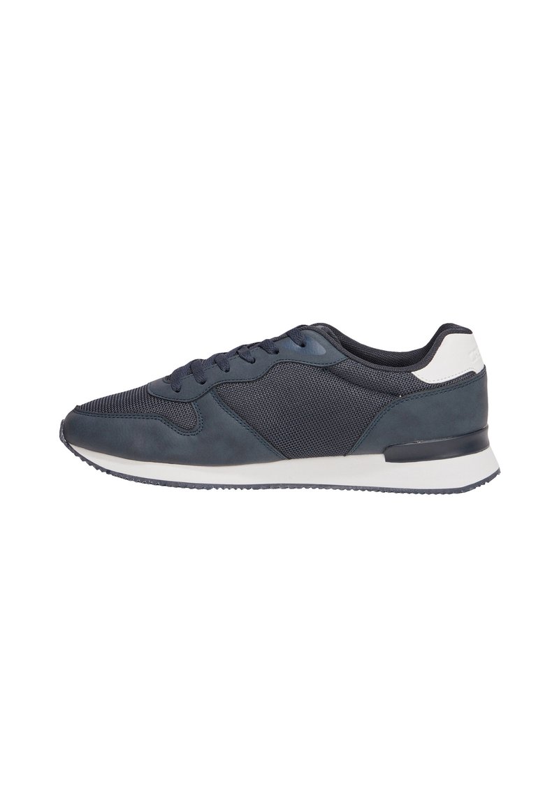 Scarpe da ginnastica navy con una combinazione di pelle e rete, caratterizzate da una punta rotonda, un accento sul tallone bianco a contrasto e una suola piatta in gomma.