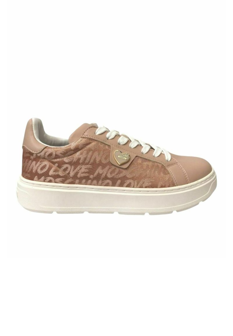 Sneaker in pelle rosa con lacci bianchi, caratterizzata da un motivo stampato "MOSCHINO LOVE" e un logo a cuore dorato sul lato, suola spessa bianca.