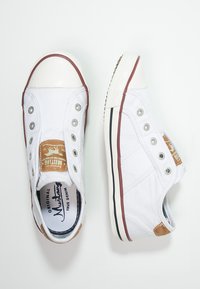 Weiße Segeltuchschuhe mit Gummikappe, braunen Akzenten und kontrastierendem schwarzen Sohlenstreifen. Mit Metallösen und einem gestickten Logo-Tag.