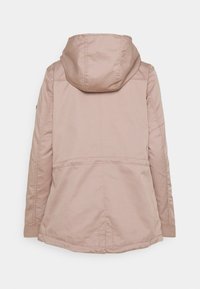 Chaqueta con capucha de color rosa claro, de textura suave, que cuenta con costuras laterales y yugo en la parte trasera. El diseño incluye un dobladillo ligeramente redondeado y sin herrajes visibles.