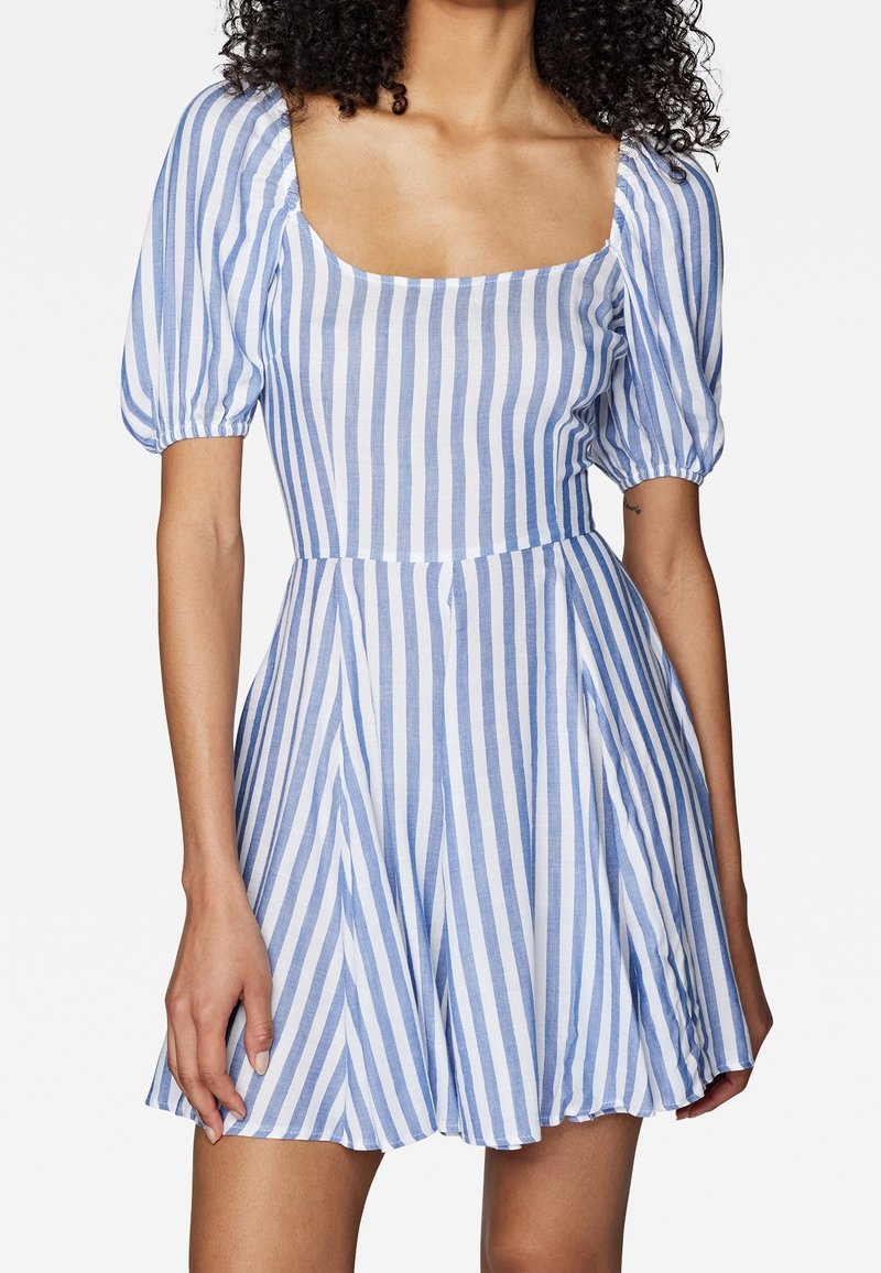 Robe courte rayée bleu clair et blanc, avec un col carré, des manches bouffantes et une jupe évasée plissée. Matière en mélange de coton.